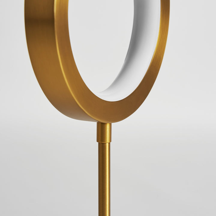 Lámpara de mesa de latón en color dorado – detalle