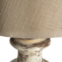 Lámpara de mesa de madera de mango y algodón en color blanco decapado – detalle