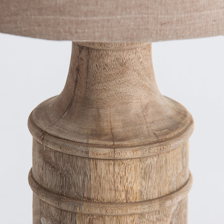 Lámpara de mesa de madera de mango y algodón en color marrón 44 x 77 cm – detalle