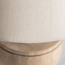 Lámpara de mesa de madera de mango y algodón en color marrón claro – detalle