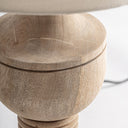Lámpara de mesa de madera de mango y algodón en color marrón claro – detalle