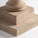 Lámpara de mesa de madera de mango y algodón en color marrón claro – detalle