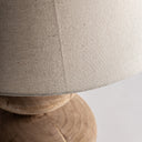 Lámpara de mesa de madera de mango y algodón en color marrón natural – detalle