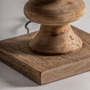 Lámpara de mesa de madera de mango y algodón en color marrón natural – detalle