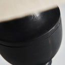 Lámpara de mesa de madera de mango y algodón en color negro 45 x 72 cm – detalle