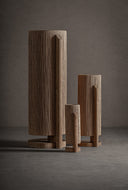 Lámpara de mesa de madera de mango y rafia en color marrón – detalle