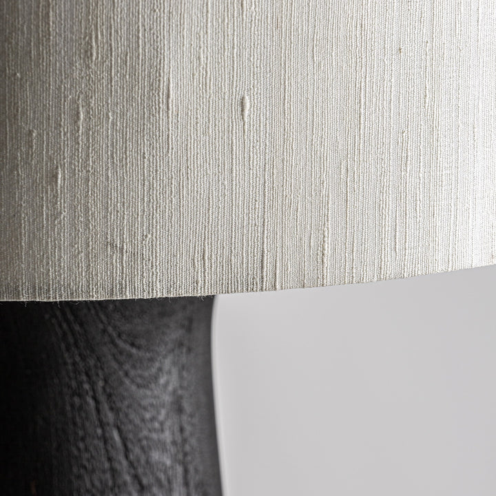Lámpara de mesa de madera de mango y yute en color negro – detalle