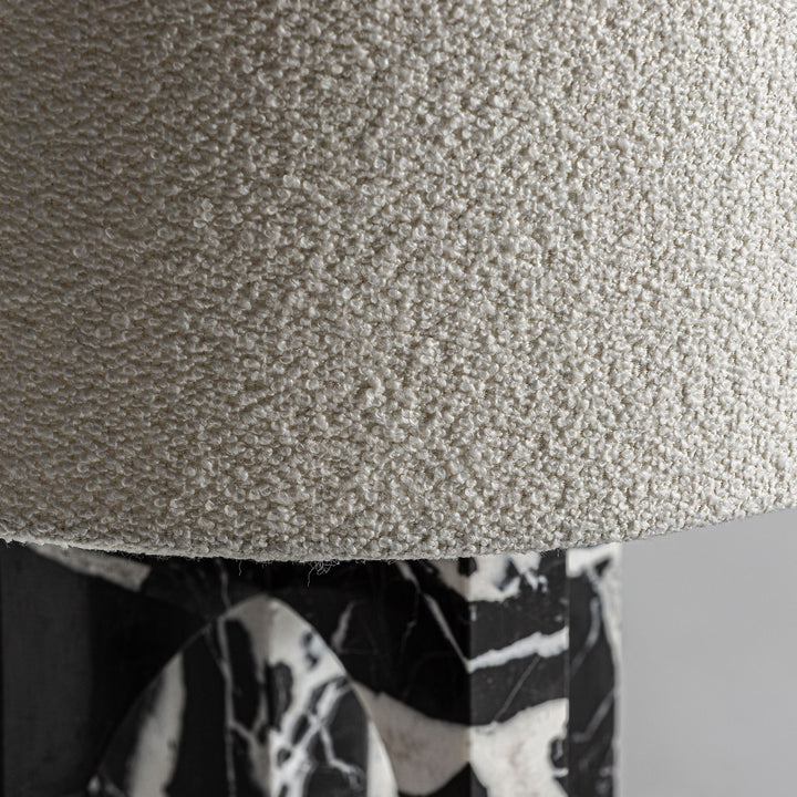 Lámpara de mesa de mármol y algodón en color negro – detalle