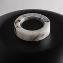 Lámpara de mesa de mármol y hierro en color blanco 29 x 40 cm – detalle