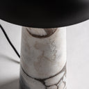 Lámpara de mesa de mármol y hierro en color blanco 29 x 40 cm – detalle