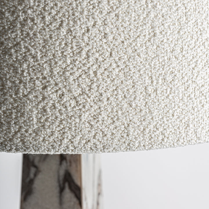 Lámpara de mesa de mármol y hierro en color blanco 42 x 85 cm – detalle