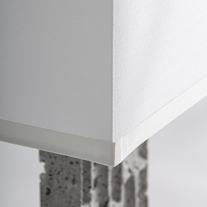 Lámpara de mesa de mármol y hierro en color gris 39 x 24 x 69 cm – detalle