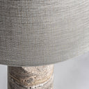 Lámpara de mesa de mármol y hierro en color gris 40 x 75 cm – detalle