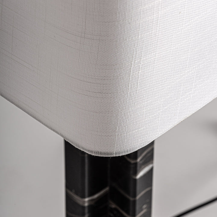 Lámpara de mesa de mármol y hierro en color negro – detalle