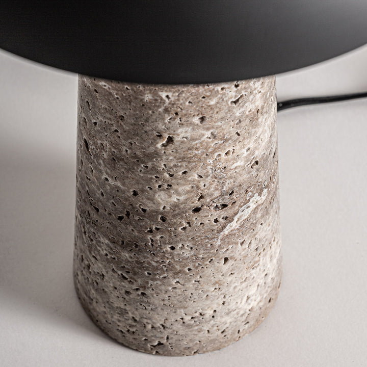 Lámpara de mesa de mármol y hierro en tonos marrones – detalle