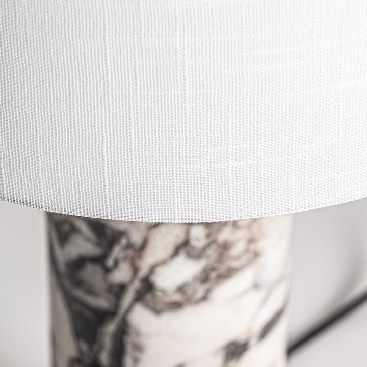 Lámpara de mesa de mármol y hierro en tonos neutros 40 x 75 cm – detalle