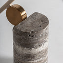 Lámpara de mesa de mármol y hierro en tonos oscuros – detalle