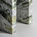 Lámpara de mesa de mármol y hierro en tonos verdes – detalle