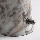 Lámpara de mesa de mármol y latón en color blanco 38 x 66 cm – detalle