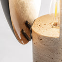 Lámpara de mesa de mármol y metal en color beige – detalle