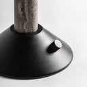 Lámpara de mesa de pie fino con pantalla de seta – detalle