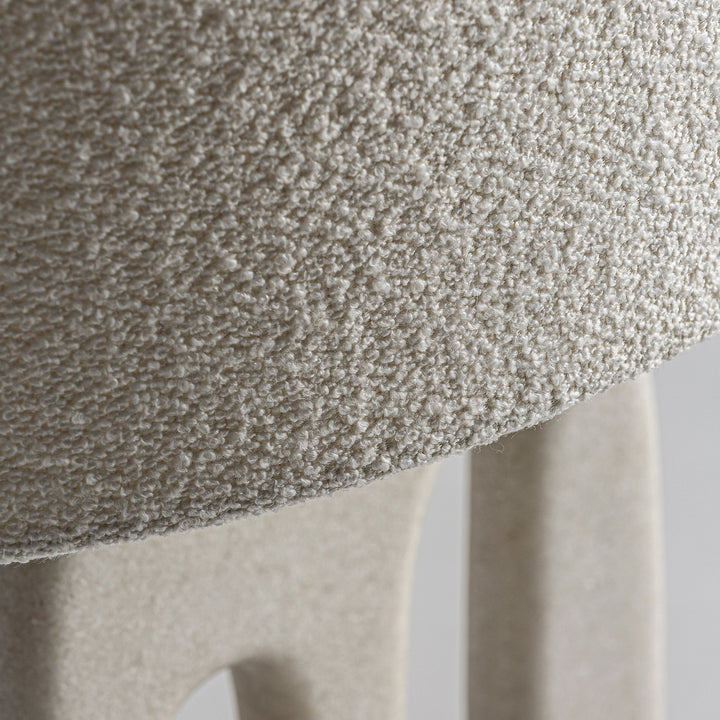 Lámpara de mesa de piedra compuesta y hierro en color gris – detalle