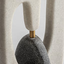 Lámpara de mesa de piedra compuesta y hierro en color gris – detalle