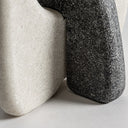 Lámpara de mesa de piedra compuesta y hierro en color gris – detalle