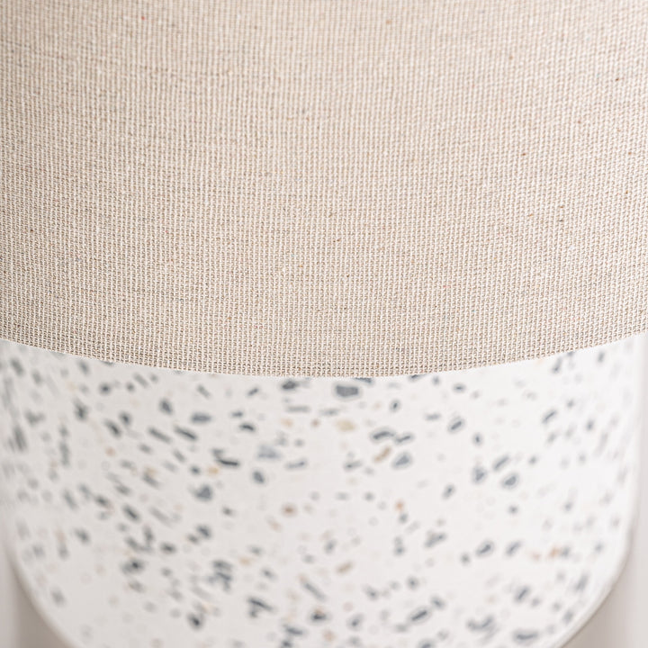 Lámpara de mesa de piedra y acero en color blanco – detalle