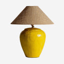 Lámpara de mesa de terracota y yute en color mostaza envejecido