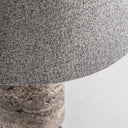 Lámpara de mesa de travertino y hierro en tonos neutros – detalle