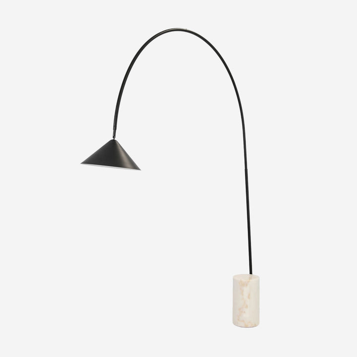 Lámpara de pie acero negro con base de mármol porcelánico sobre fondo gris de estudio