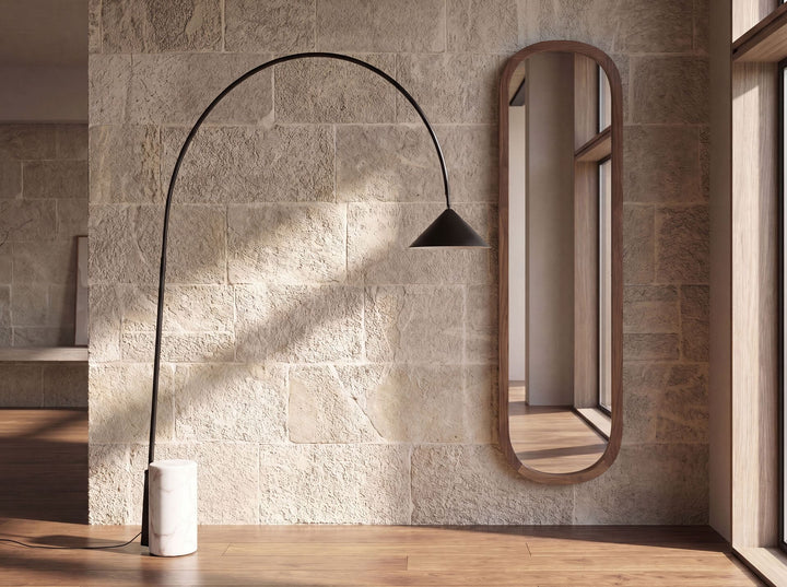 Lámpara de pie acero negro con base de mármol porcelánico en ambiente decorado