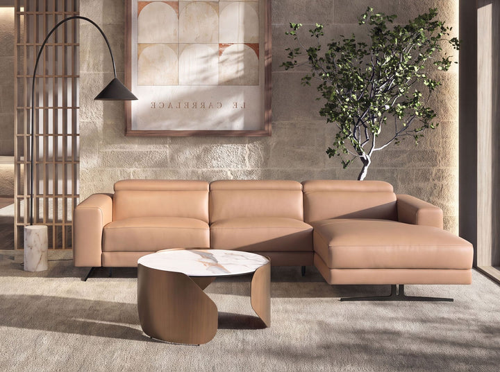 Lámpara de pie acero negro con base de mármol porcelánico en ambiente decorado (2)