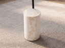 Detalle de la base de mármol porcelánico blanco mate de la lámpara de pie