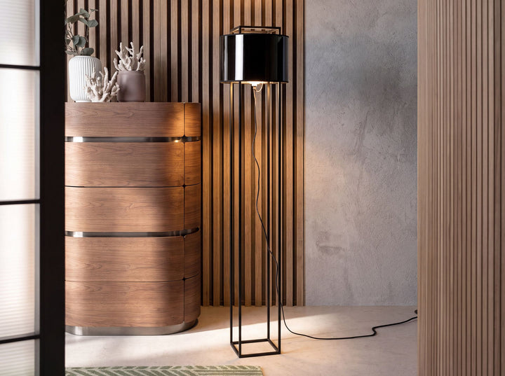 Lámpara de pie acero negro y pantalla de PVC negro con interior dorado en ambiente decorado