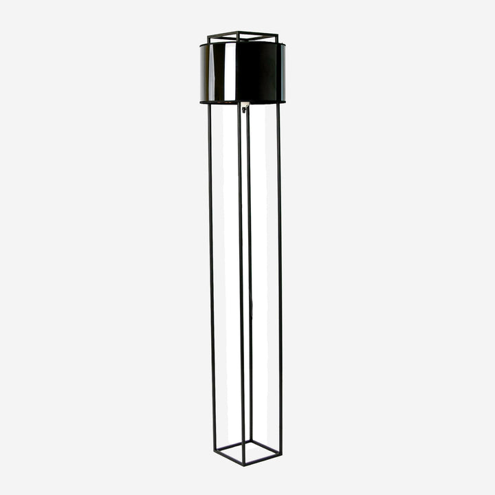 Lámpara de pie acero negro y pantalla de PVC negro con interior dorado sobre fondo gris de estudio (2)