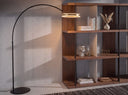 Lámpara de pie arqueada LED con aro dorado y acero negro en ambiente decorado (3)