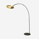 Lámpara de pie arqueada LED con aro dorado y acero negro sobre fondo gris de estudio