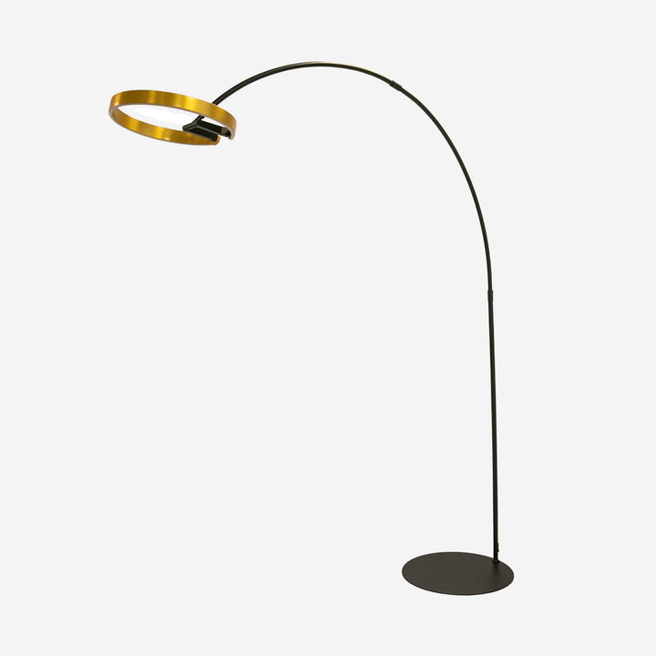 Lámpara de pie arqueada LED con aro dorado y acero negro sobre fondo gris de estudio