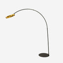 Lámpara de pie arqueada LED con aro dorado y acero negro sobre fondo gris de estudio (3)