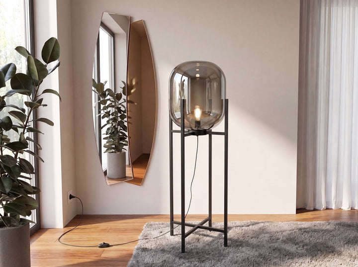 Lámpara de pie cristal efecto espejo fumé gris y acero negro en ambiente decorado