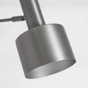 Lámpara de pie de acero en color plata – detalle