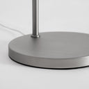 Lámpara de pie de acero en color plata – detalle