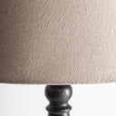 Lámpara de pie de madera de mango y algodón en color blanco – detalle