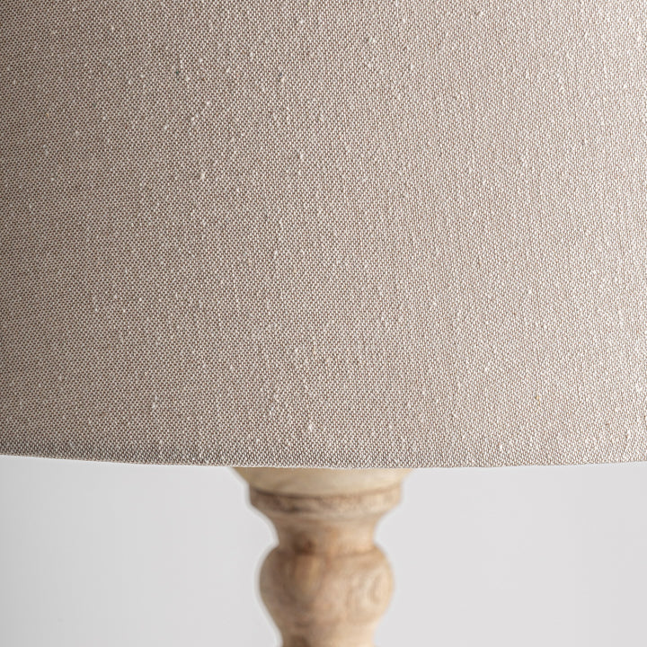 Lámpara de pie de madera de mango y algodón en color marrón claro – detalle