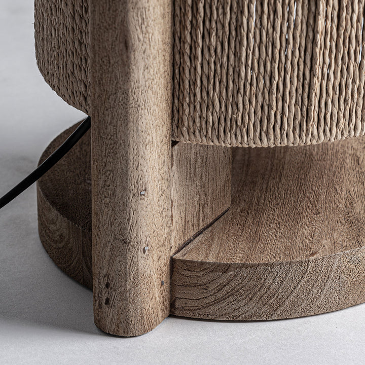 Lámpara de pie de madera de mango y rafia en color marrón – detalle