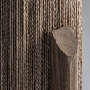 Lámpara de pie de madera de mango y rafia en color marrón – detalle