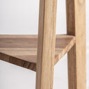 Lámpara de pie de madera de teca y ratán en color marrón claro natural – detalle