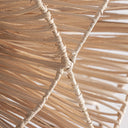 Lámpara de pie de madera de teca y ratán en color marrón claro natural – detalle